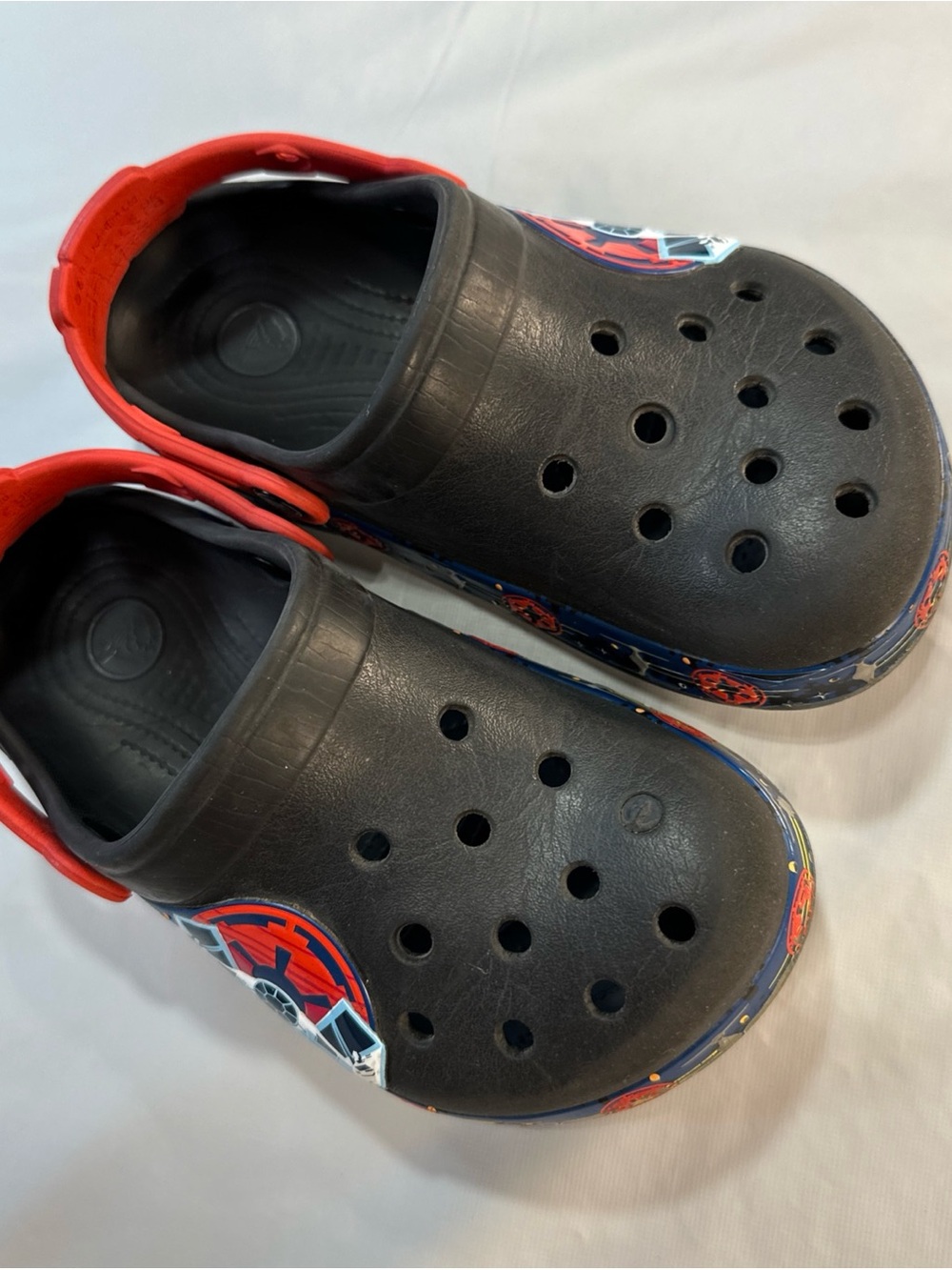 CROCS Black Clogs with Red Heel Strap and Multicolor Accent size 1-2